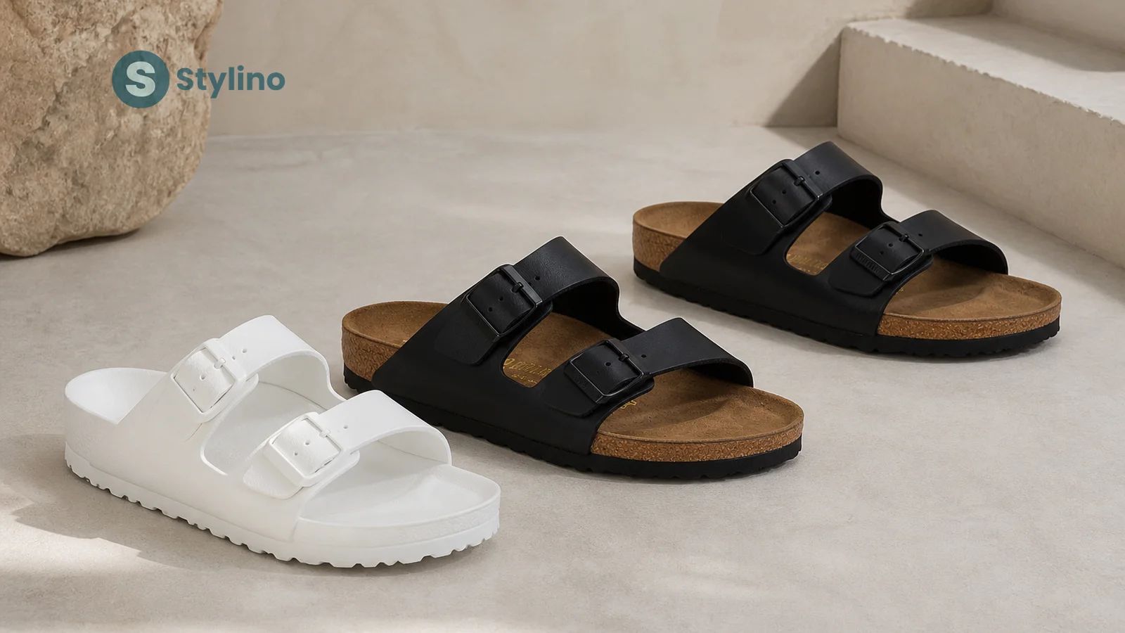 Σύγκριση Birkenstock vs Crocs — σανδάλι φελλού και σαμπό αφρού δίπλα-δίπλα σε μεσογειακό φόντο
