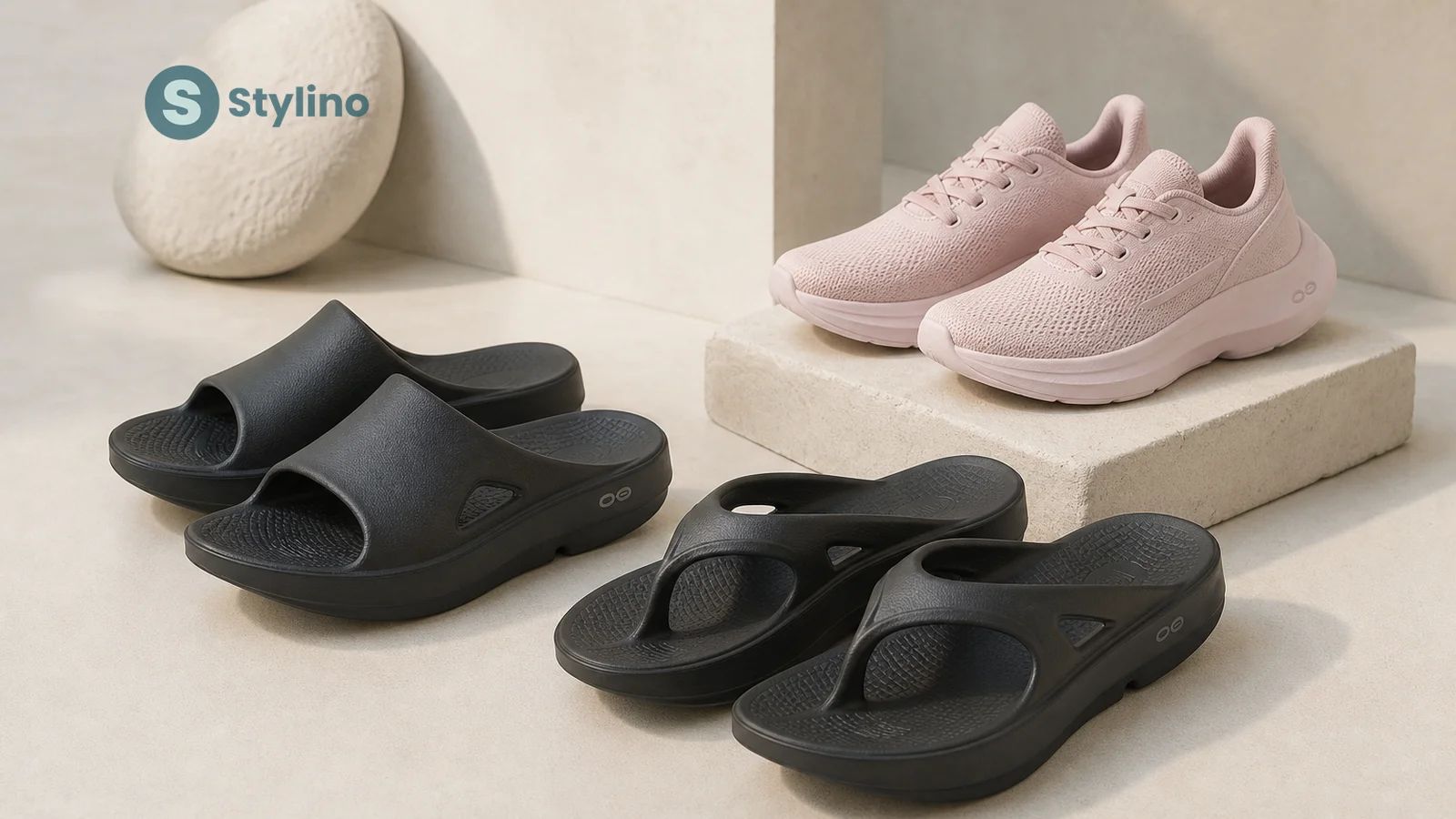 Σανδάλια αποκατάστασης OOFOS σε editorial flat-lay με τόνους teal, εκπροσωπώντας τον κατάλογο της μάρκας στην Κύπρο στο Stylino