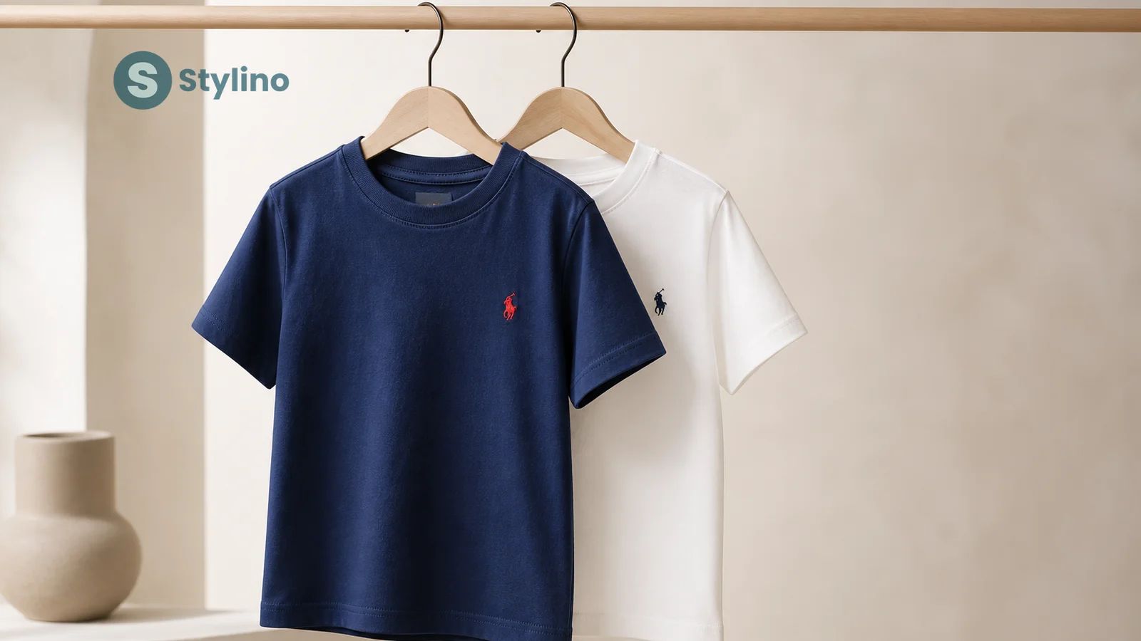 Οδηγός αγορών Polo Ralph Lauren παιδικά — editorial σύνθεση παιδικών πόλο μπλουζών, sneakers και φορμών σε teal φόντο