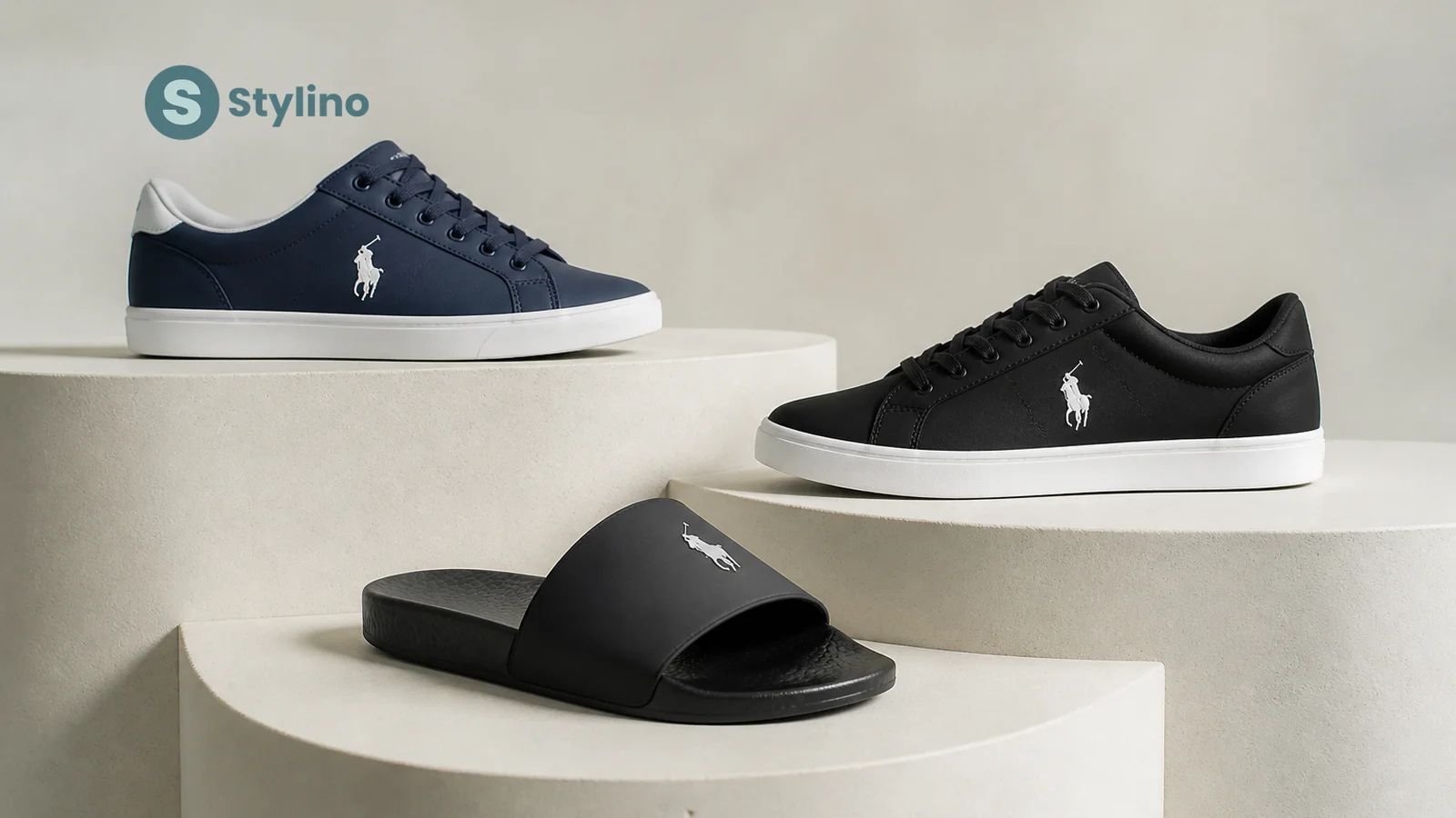 Οδηγός παπουτσιών Polo Ralph Lauren — editorial σύνθεση λευκών δερμάτινων Court sneakers, espadrilles και σαγιονάρων σε teal φόντο
