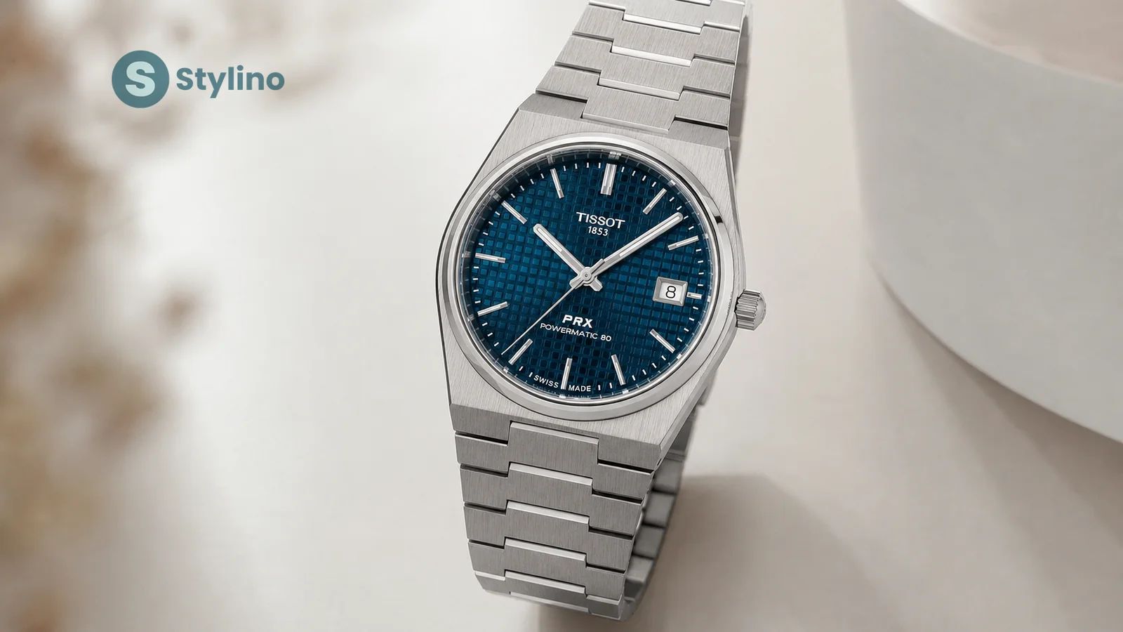 Οδηγός ρολογιών Tissot PRX — ελβετικό ρολόι με integrated bracelet σε teal editorial φόντο
